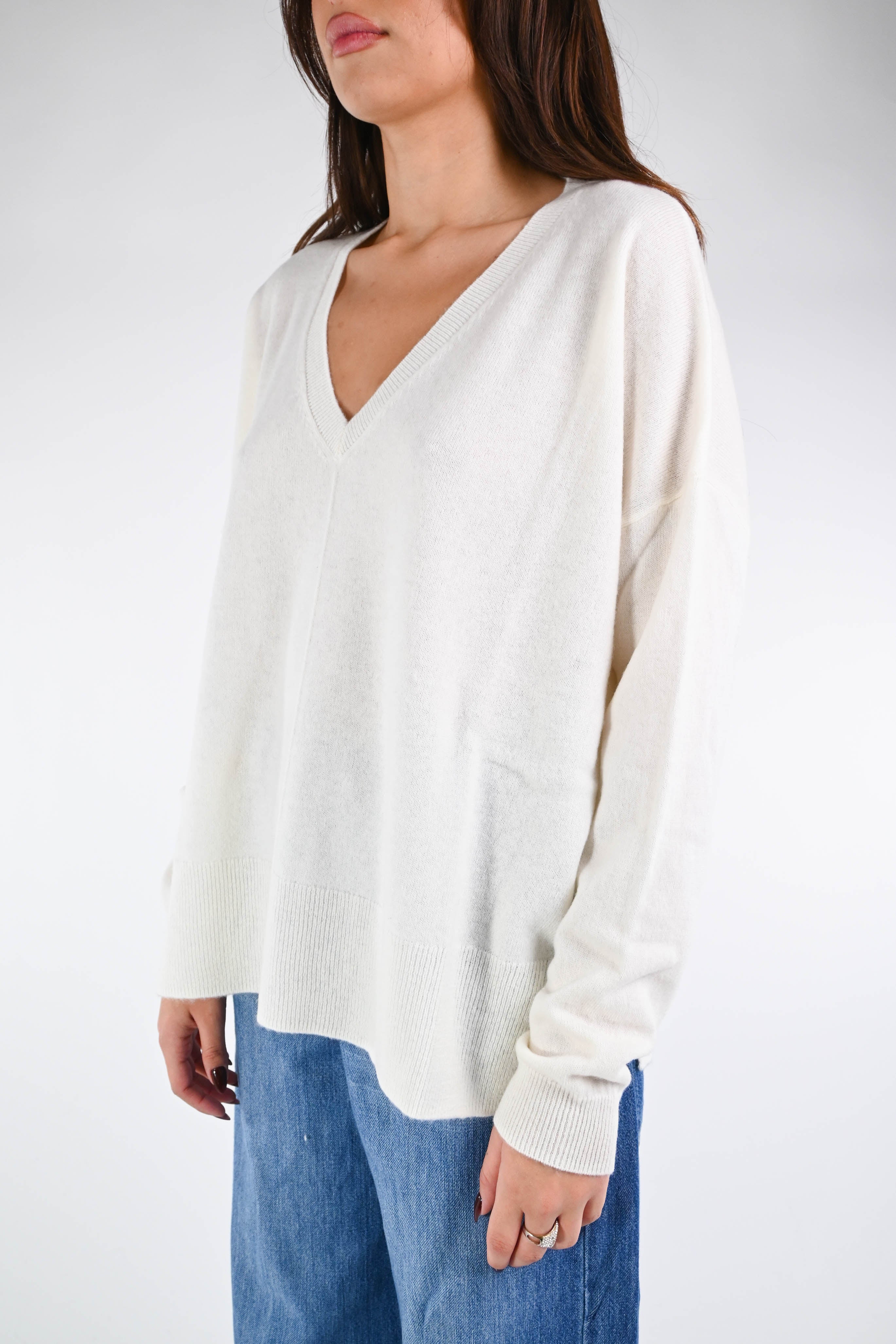 VICOLO MAGLIA OVER SCOLLO V 100% LANA PANNA – Bros'