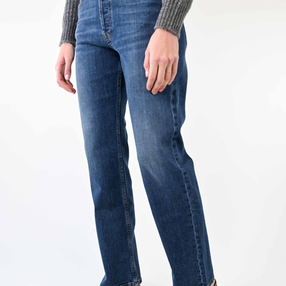 
                  
                    JEANS MODELLO EMY DRITTO ELASTICIZZATO LAVAGGIO MEDIO
                  
                