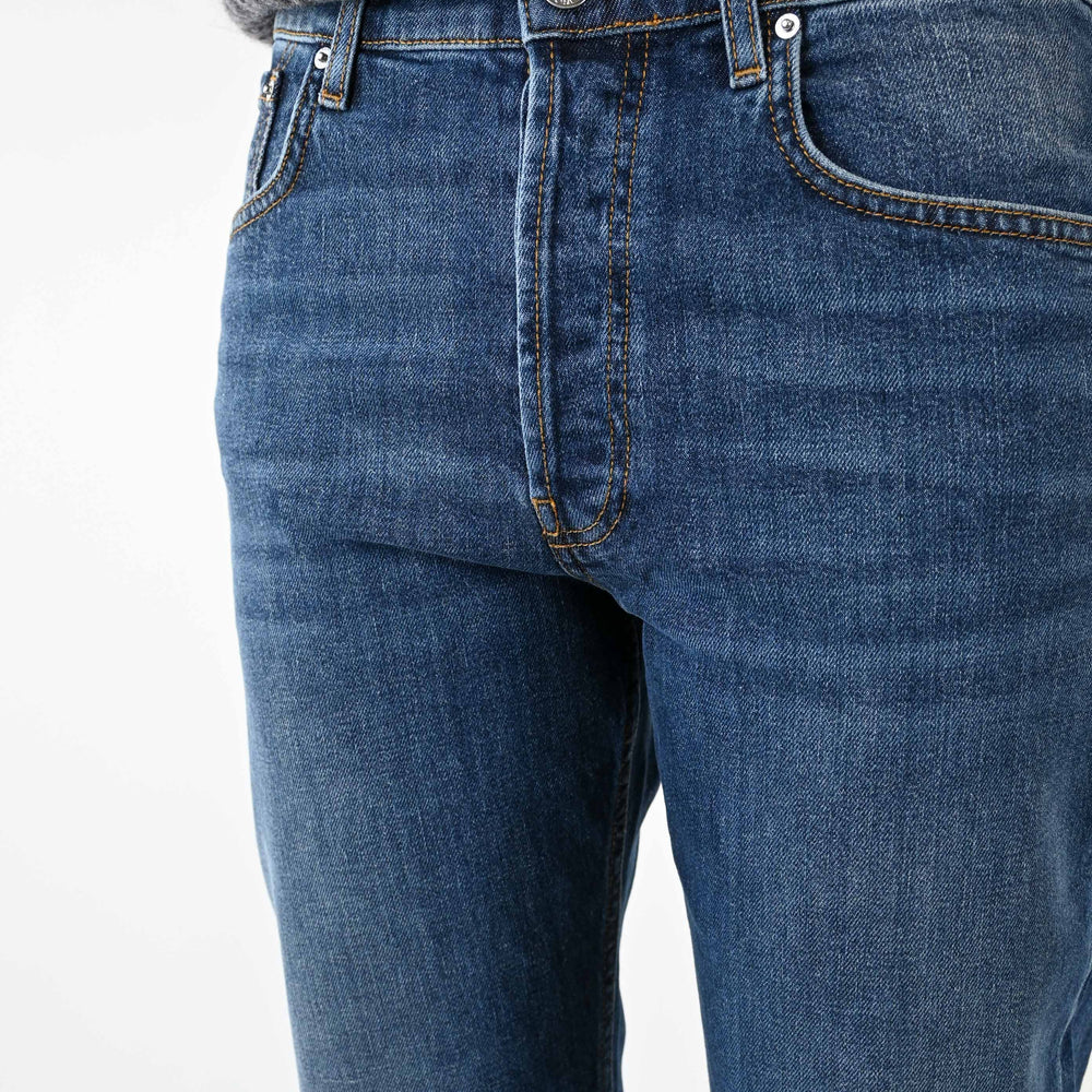 
                  
                    JEANS MODELLO EMY DRITTO ELASTICIZZATO LAVAGGIO MEDIO
                  
                