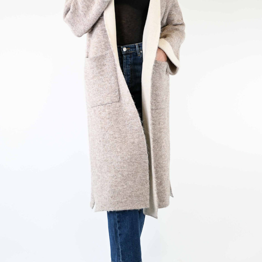 
                  
                    CAPPOTTO LUNGO IN MAGLIA BICOLORE BEIGE/PANNA
                  
                