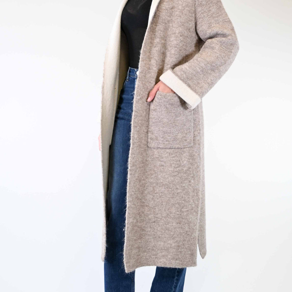 
                  
                    CAPPOTTO LUNGO IN MAGLIA BICOLORE BEIGE/PANNA
                  
                