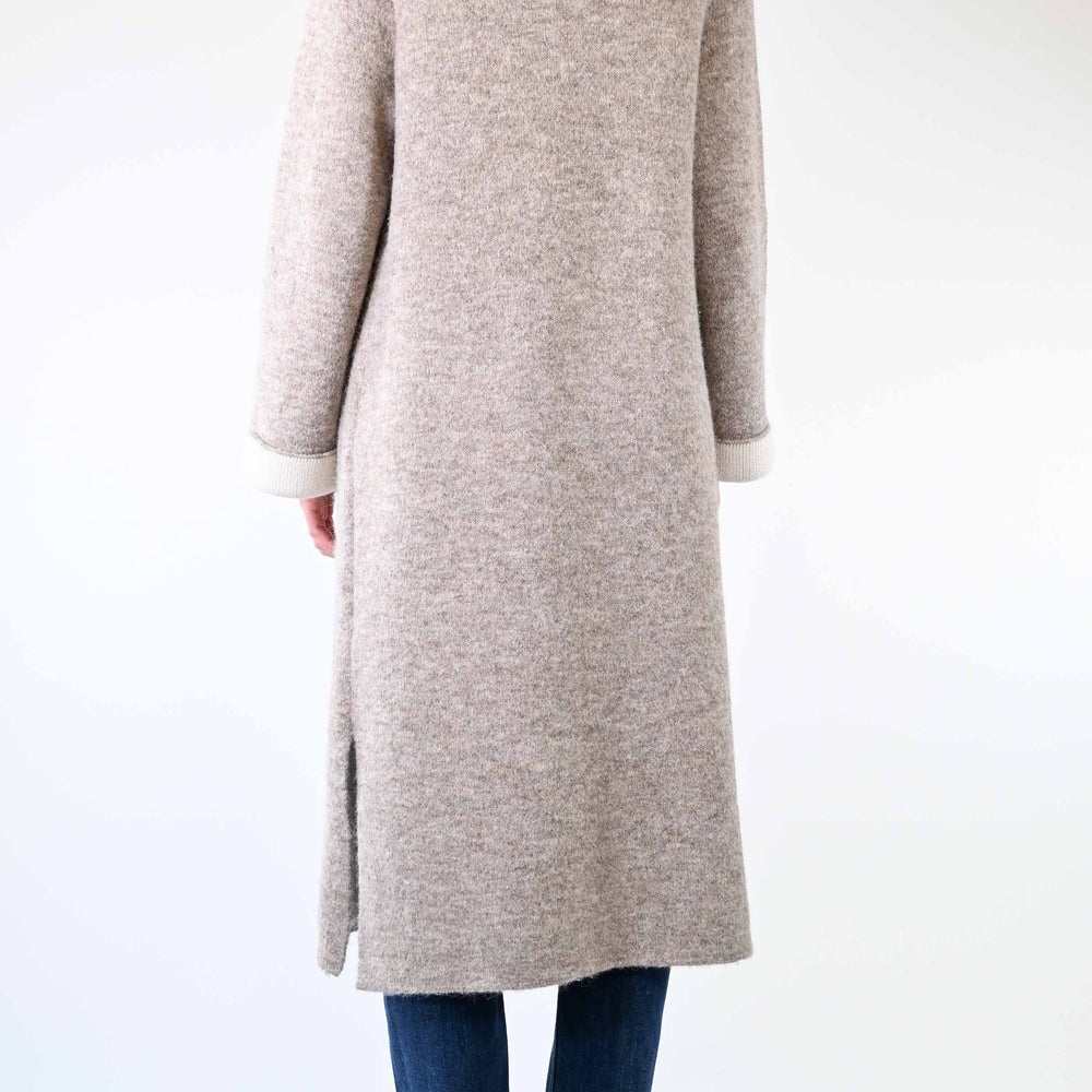 
                  
                    CAPPOTTO LUNGO IN MAGLIA BICOLORE BEIGE/PANNA
                  
                