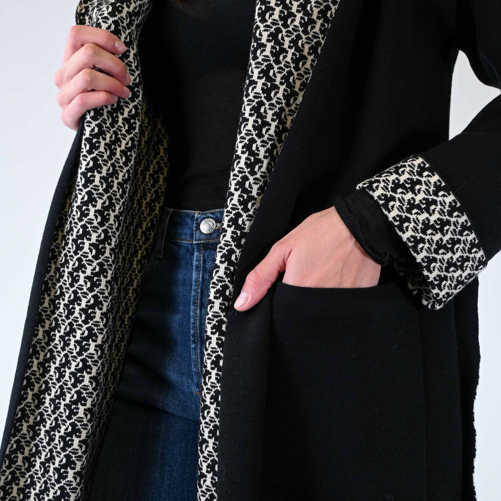 
                  
                    CAPPOTTO IN MAGLIA CON INTERNO FANTASIA OPLTICAL
                  
                