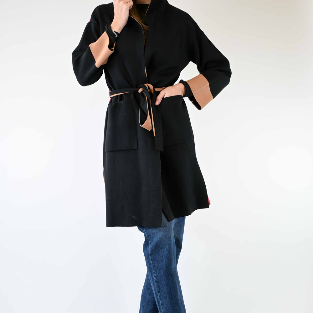 
                  
                    CAPPOTTO IN MAGLIA CON CAPPUCCIO CAMMELLO/NERO/ROSSO
                  
                