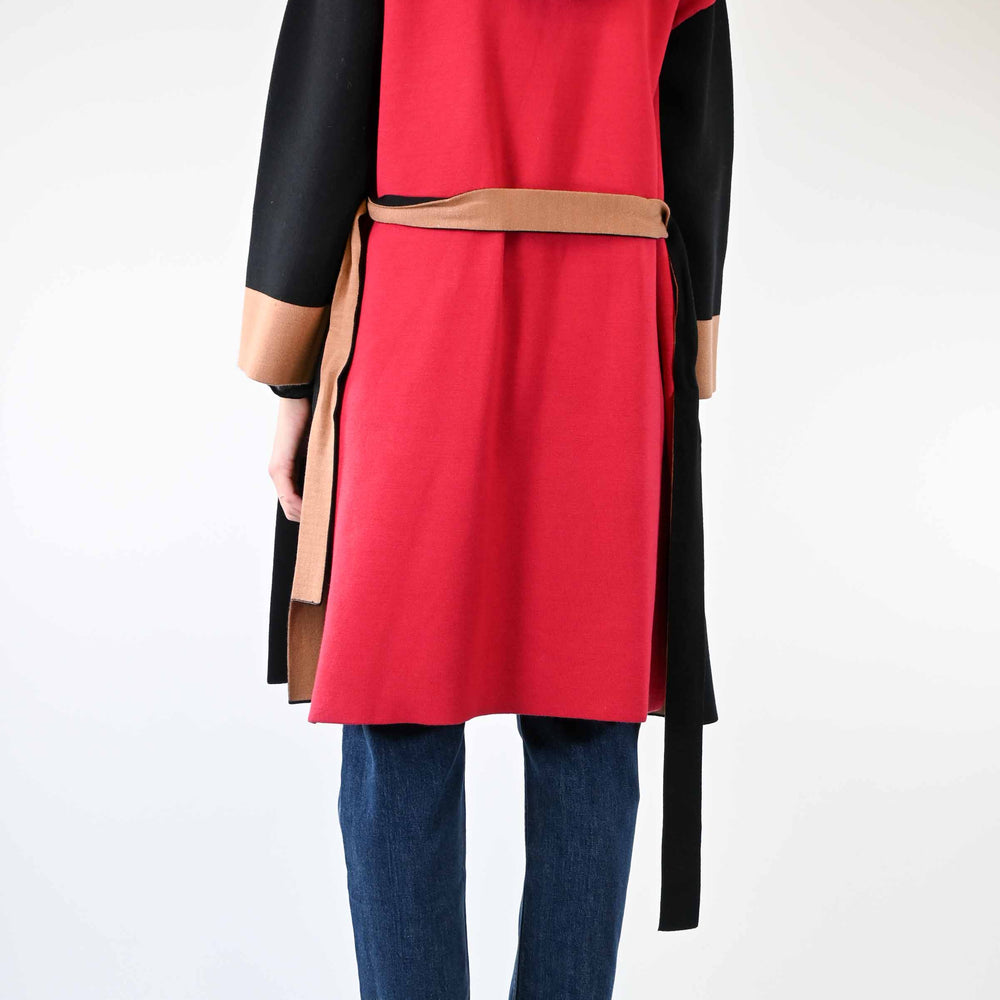 
                  
                    CAPPOTTO IN MAGLIA CON CAPPUCCIO CAMMELLO/NERO/ROSSO
                  
                