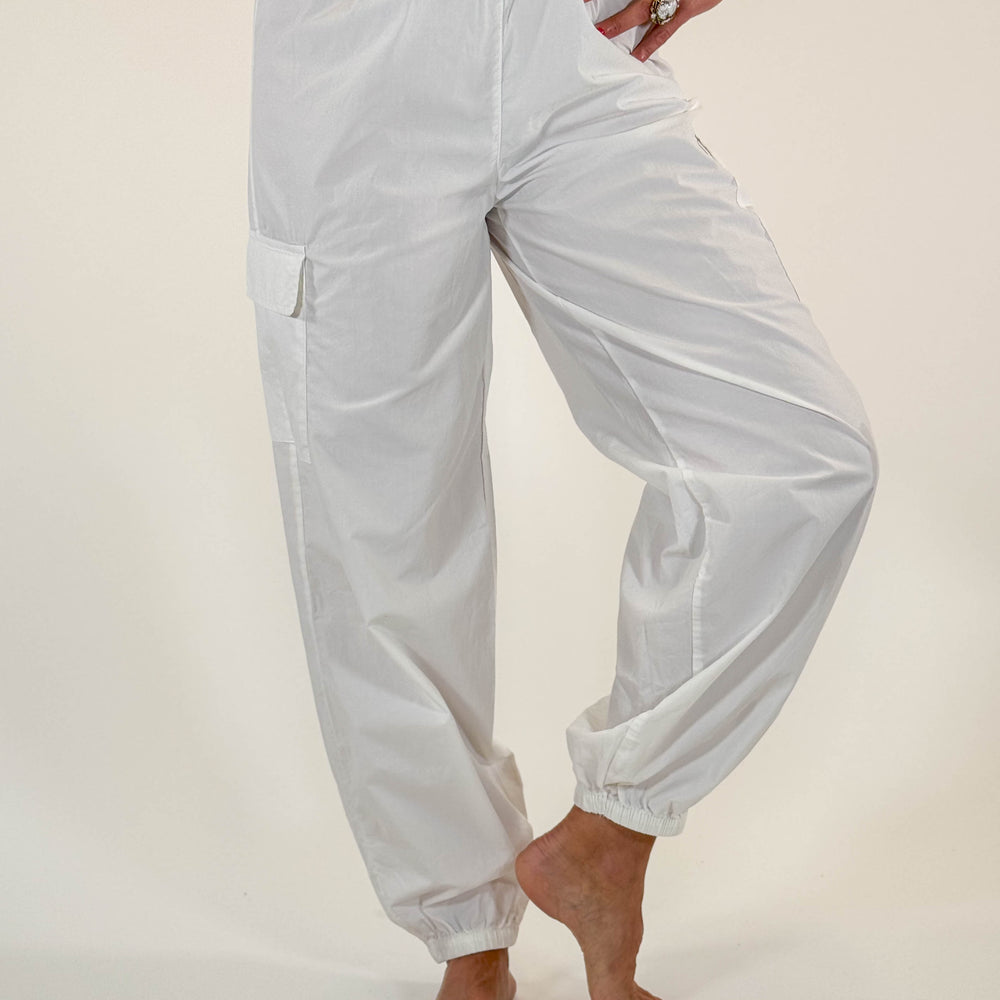 
                      
                        PANTALONE PARACADUTISCA CON TASCONI BIANCO
                      
                    