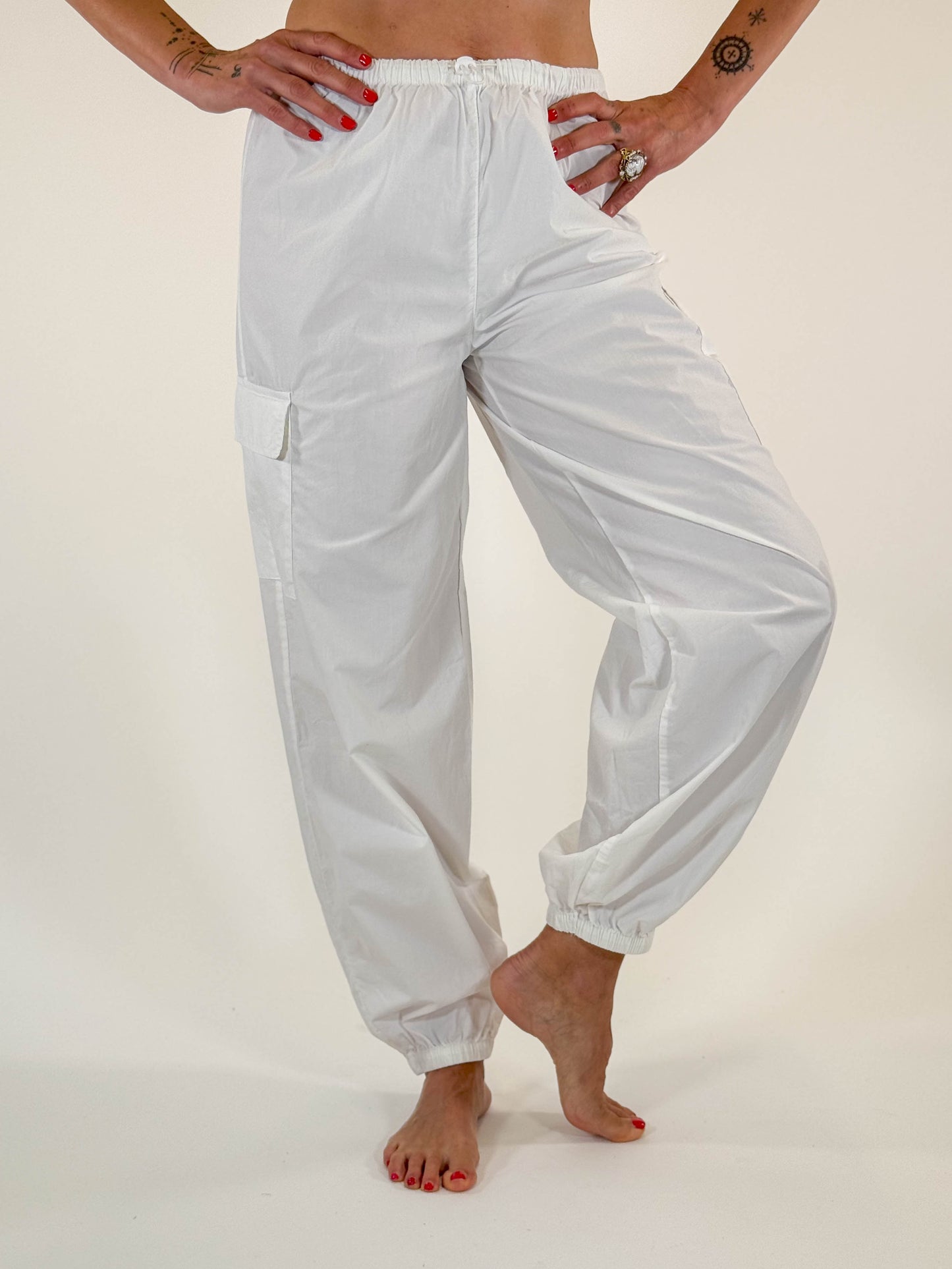 PANTALONE PARACADUTISCA CON TASCONI BIANCO