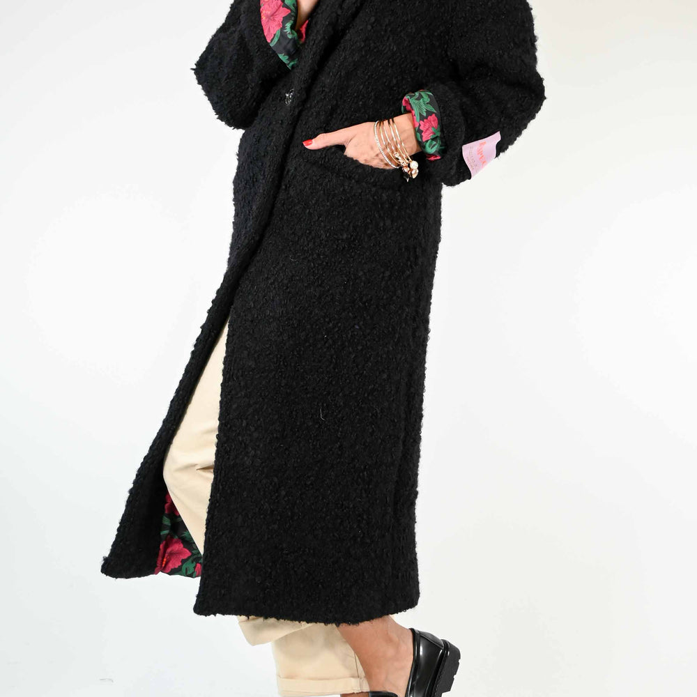 
                      
                        CAPPOTTO AD ORESETTO CON FODERA FLOREALE NERO
                      
                    