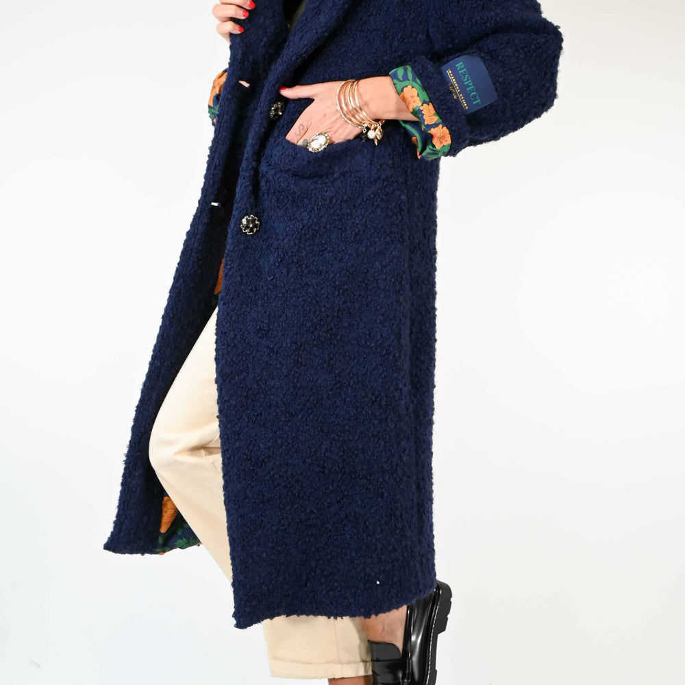 
                      
                        CAPPOTTO AD ORSETTO CON FODERA FLOREALE BLU
                      
                    