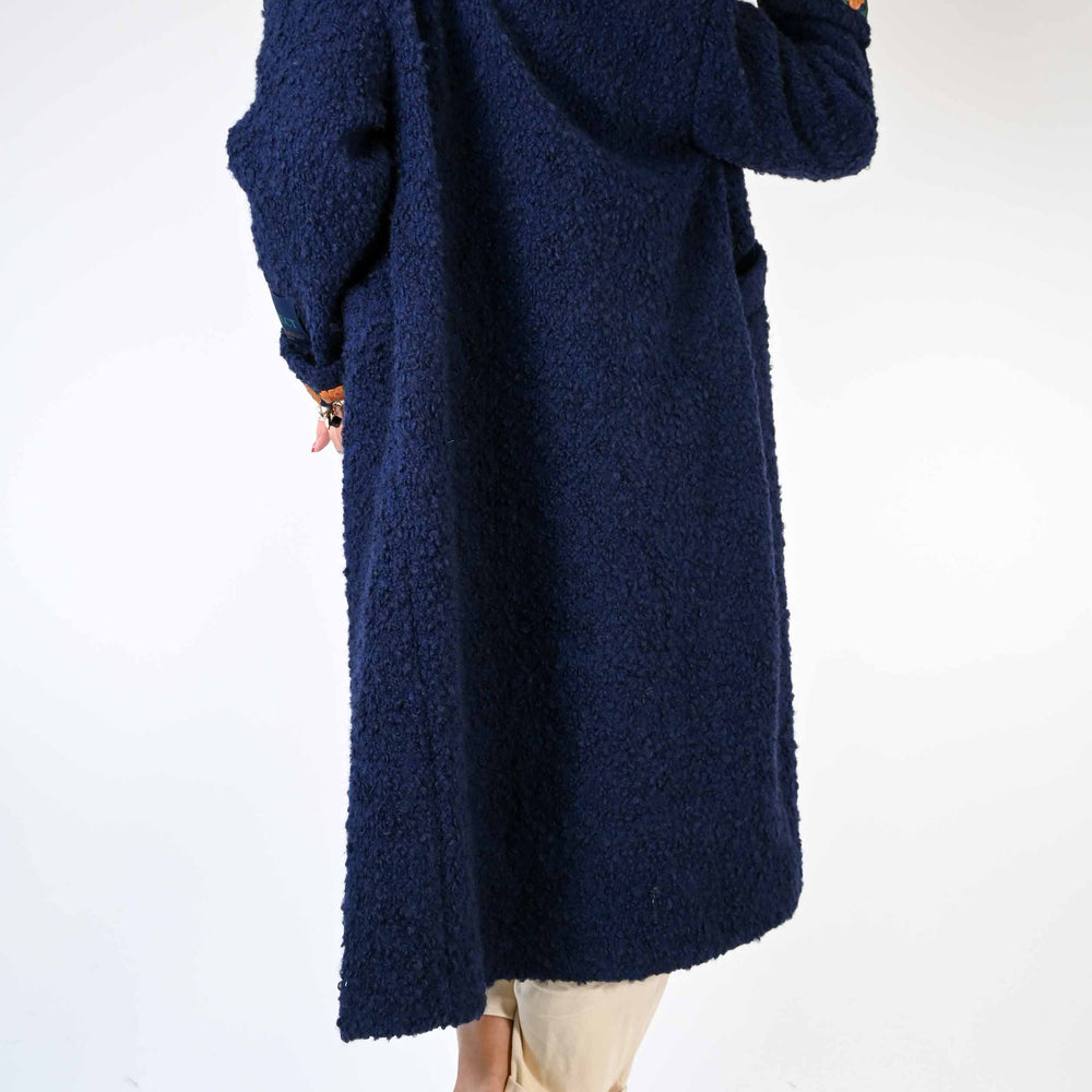 
                      
                        CAPPOTTO AD ORSETTO CON FODERA FLOREALE BLU
                      
                    