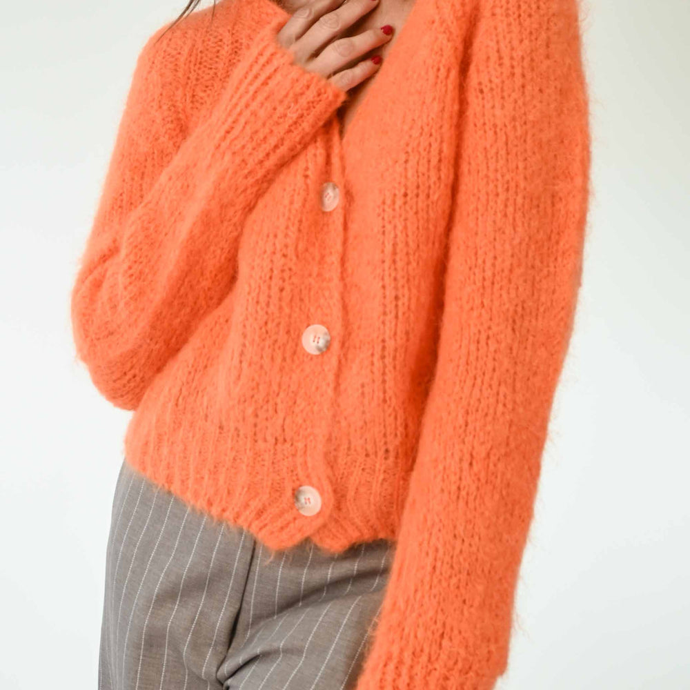 
                  
                    CARDIGAN 3 BOTTONI IN MOHAIR COLOR ARANCIONE
                  
                