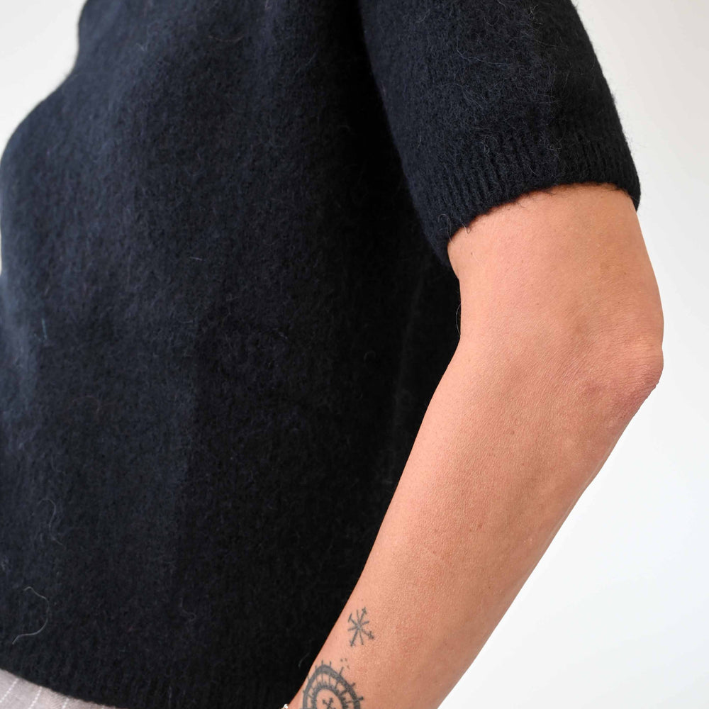 
                      
                        PULL MEZZA MANICA IN ALPACA COLOR NERO
                      
                    