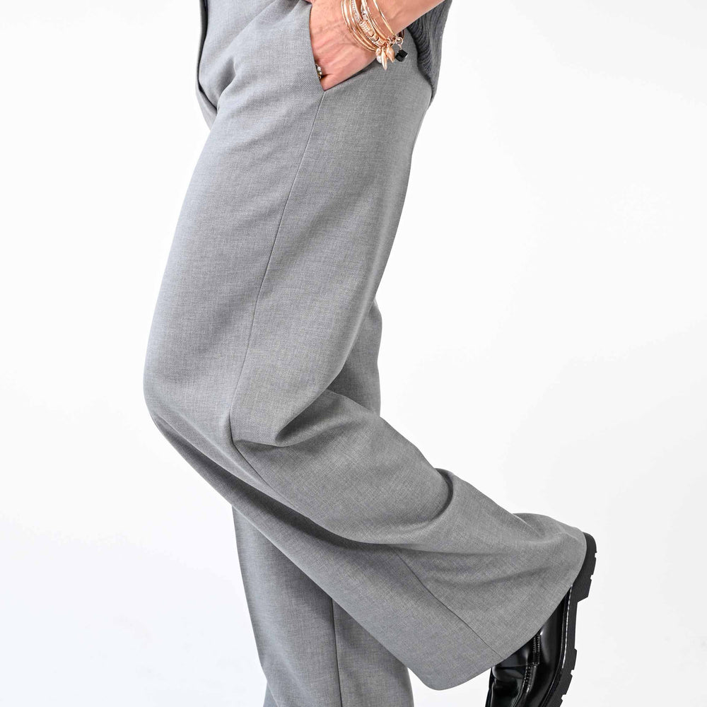 
                  
                    PANTALONE PALAZZO EASY PEPE SALE COLOR GRIGIO
                  
                