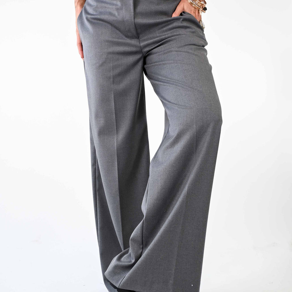 
                      
                        PANTALONE PALAZZO IN POLIVISCOSA COLOR GRIGIO
                      
                    