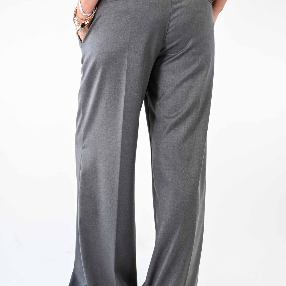 
                      
                        PANTALONE PALAZZO IN POLIVISCOSA COLOR GRIGIO
                      
                    