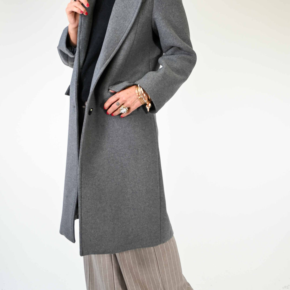 
                  
                    CAPPOTTO DUE BOTTONI OVER IN LANA COLOR GRIGIO
                  
                