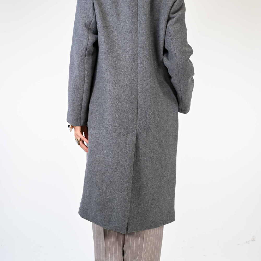 
                  
                    CAPPOTTO DUE BOTTONI OVER IN LANA COLOR GRIGIO
                  
                