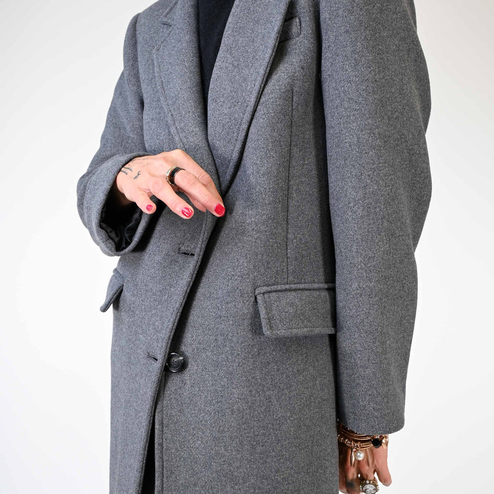 
                  
                    CAPPOTTO DUE BOTTONI OVER IN LANA COLOR GRIGIO
                  
                