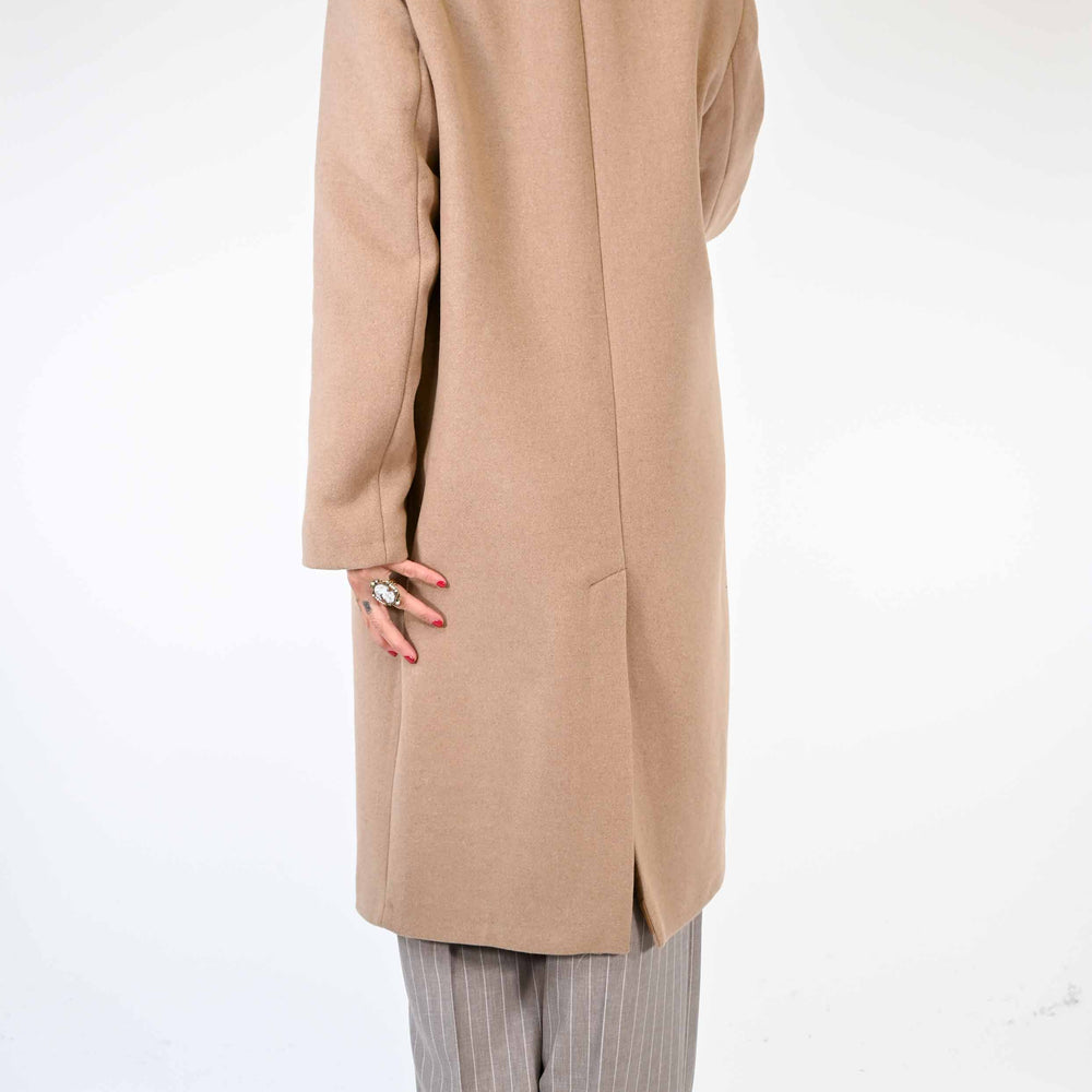 
                  
                    CAPPOTTO DUE BOTTONI OVER IN LANA COLOR CAMMELLO
                  
                