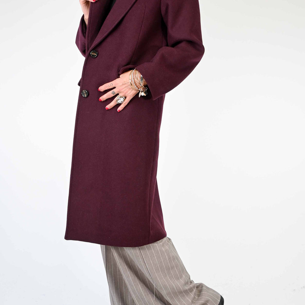 
                  
                    CAPPOTTO DUE BOTTONI OVER IN LANA COLOR BORDEAUX
                  
                