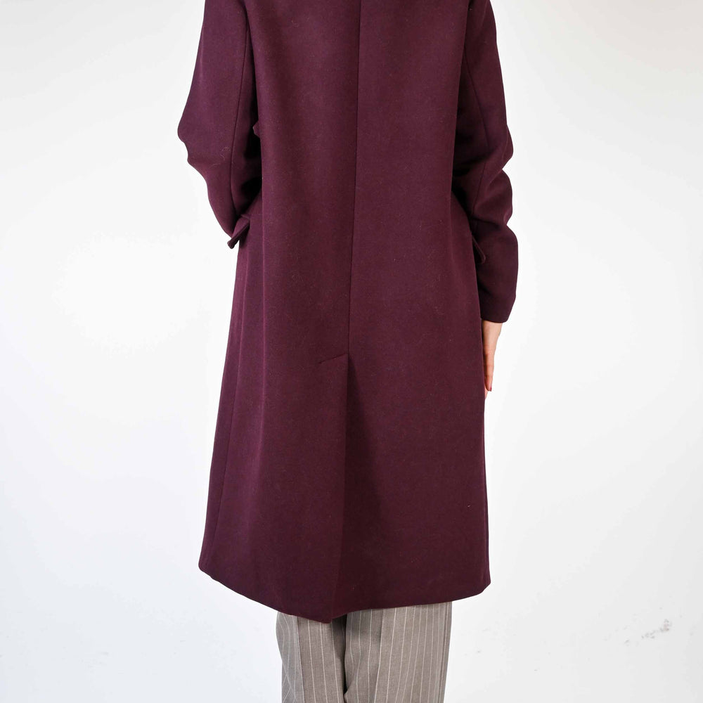 
                  
                    CAPPOTTO DUE BOTTONI OVER IN LANA COLOR BORDEAUX
                  
                