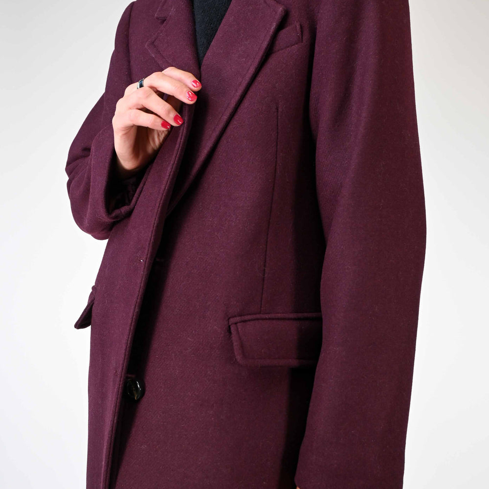 
                  
                    CAPPOTTO DUE BOTTONI OVER IN LANA COLOR BORDEAUX
                  
                