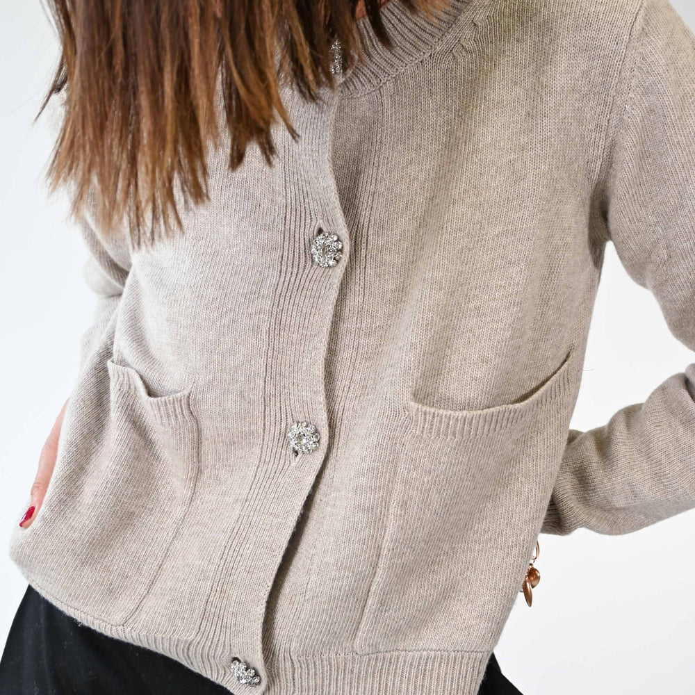 
                  
                    CARDIGAN CORTO COREANA CON BOTTONE GIOIELLO CASHA
                  
                