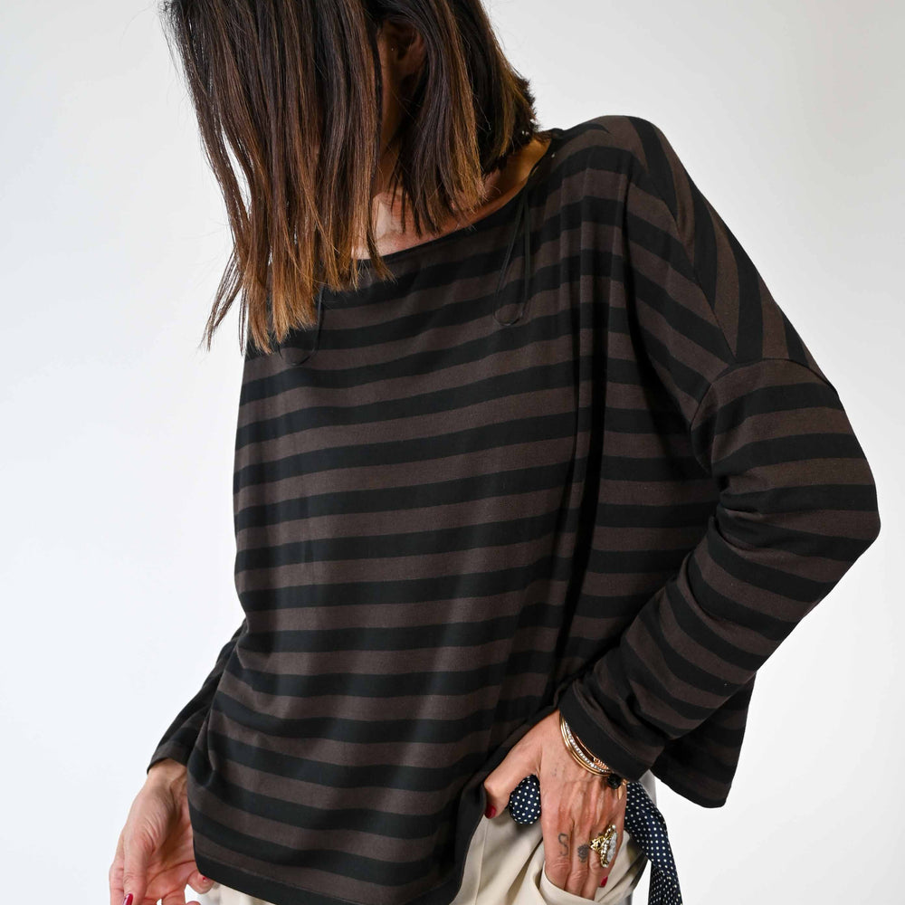 
                      
                        T-SHIRT OVER IN MODAL A RIGHE COLOR NERO/MORO
                      
                    