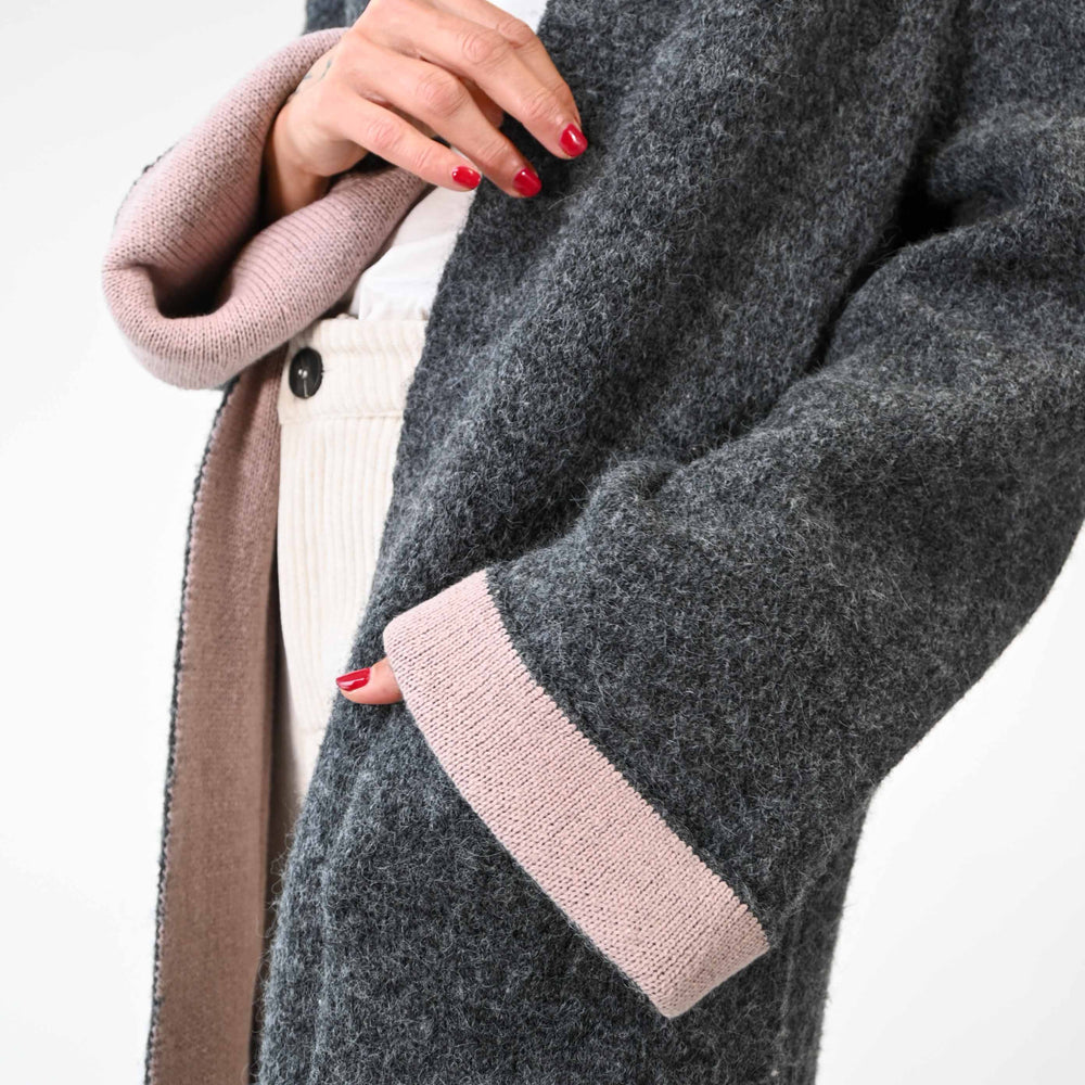 
                  
                    CAPPOTTO LUNGO IN MAGLIA BICOLORE GRIGIO/ROSA
                  
                