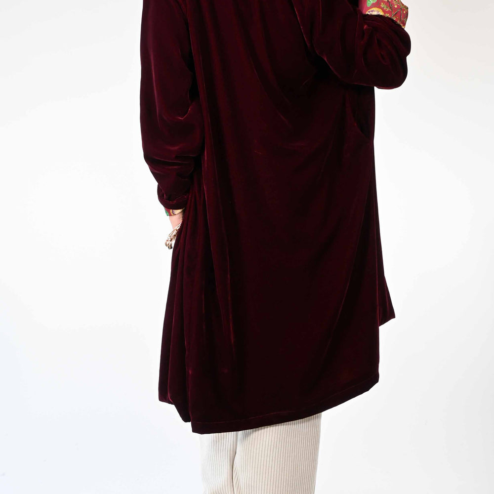 
                      
                        KIMONO LUNGO IN VELLUTO LISCIO COLOR BORDEAUX
                      
                    