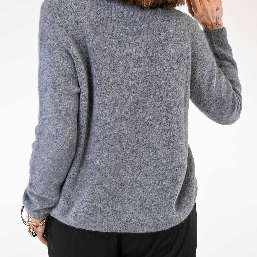 
                      
                        PULL MANICA LUNGA IN ALPACA COLOR GRIGIO
                      
                    