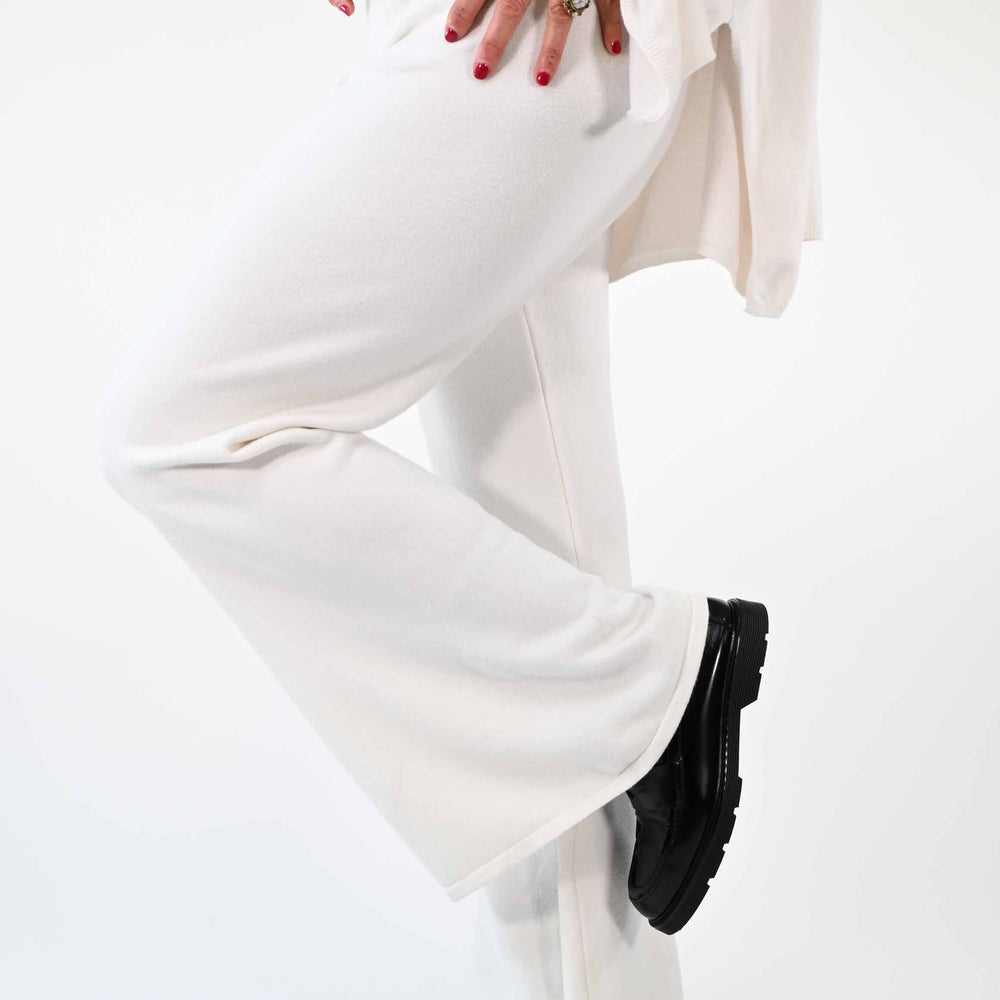 
                  
                    PANTALONE IN MAGLIA PALAZZO IN VISCOSA BURRO
                  
                