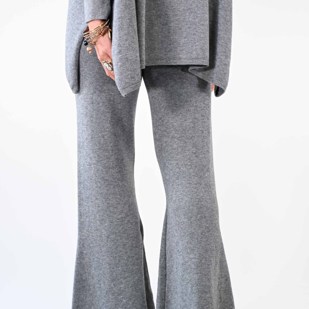 
                  
                    PANTALONE IN MAGLIA PALAZZO IN VISCOSA COLOR GRIGIO
                  
                