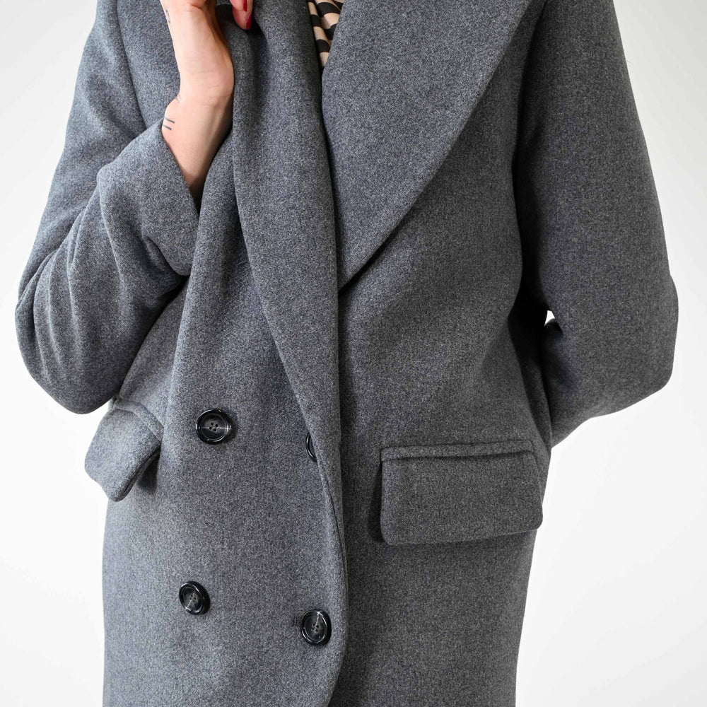 
                  
                    CAPPOTTO DOPPIOPETTO OVER IN LANA COLOR GRIGIO
                  
                