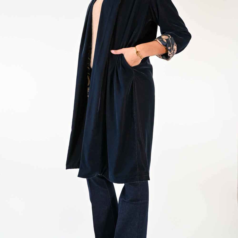 
                  
                    KIMONO LUNGO IN VELLUTO LISCIO COLOR JEANS
                  
                