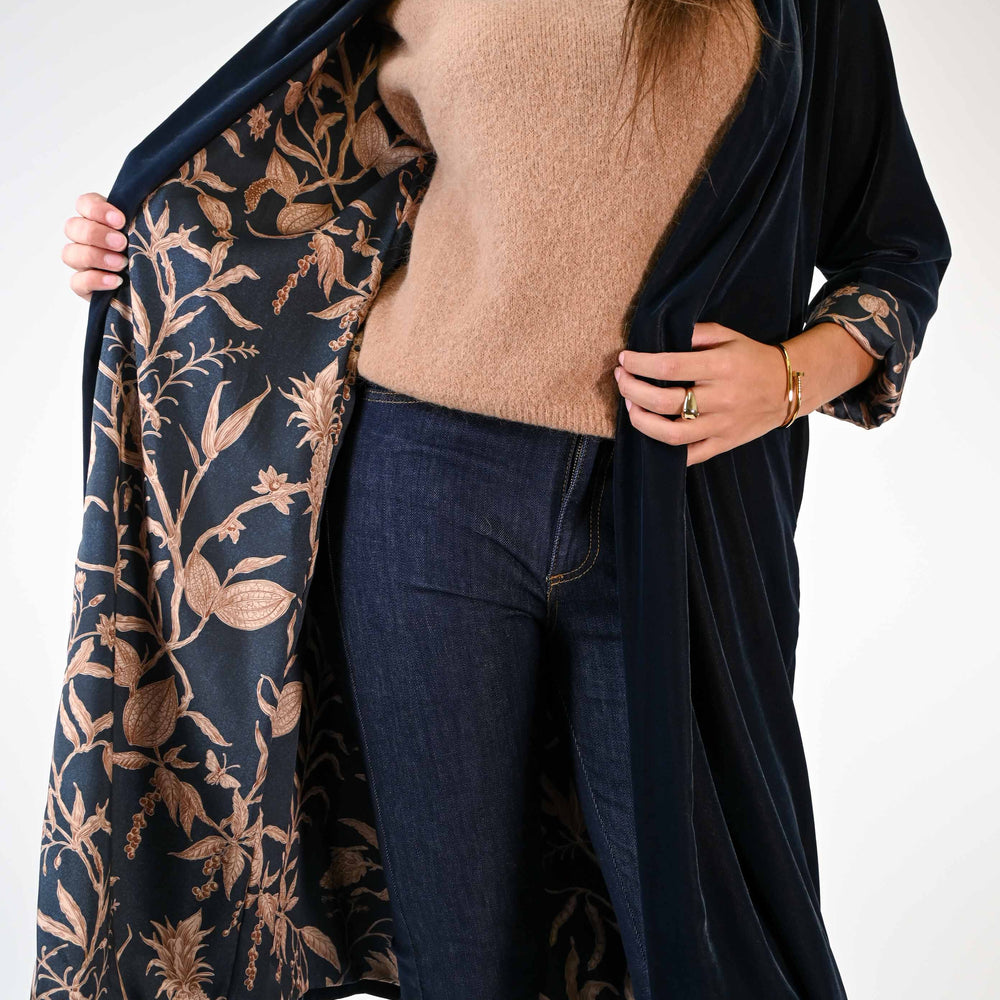 
                  
                    KIMONO LUNGO IN VELLUTO LISCIO COLOR JEANS
                  
                