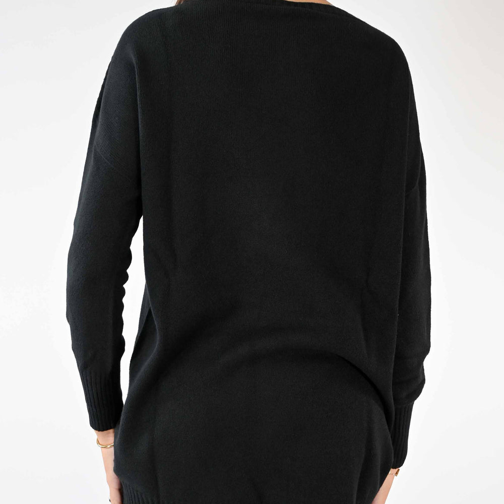 
                  
                    MAXI PULLOVER IN VISCOSA ELASTICIZZATA COLOR NERO
                  
                