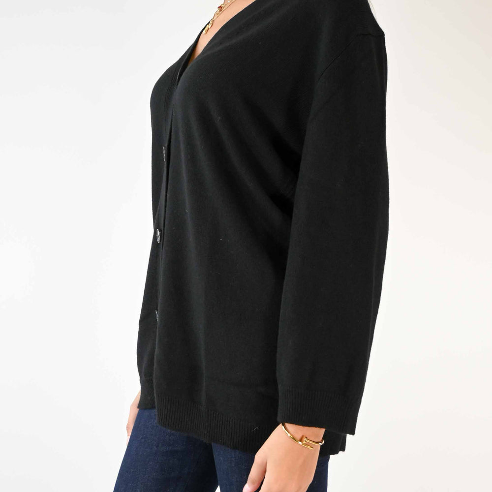 
                  
                    CARDIGAN OVER SCOLLO V MISTO CACHEMIRE NERO
                  
                