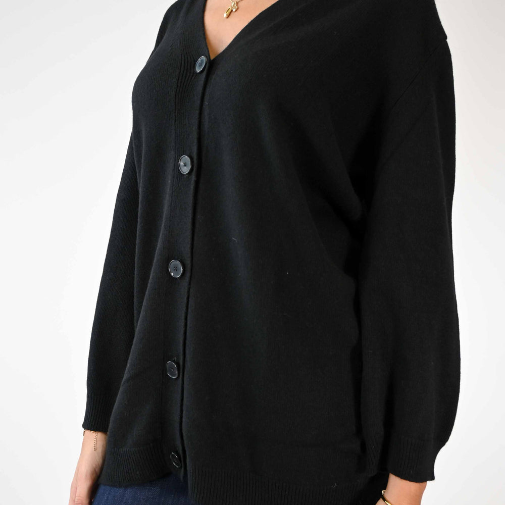 
                  
                    CARDIGAN OVER SCOLLO V MISTO CACHEMIRE NERO
                  
                