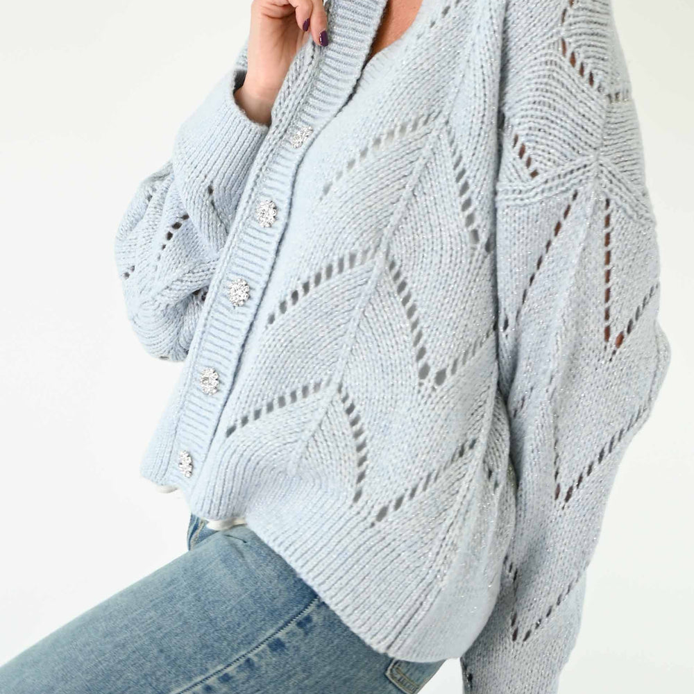 
                  
                    CARDIGAN TRAFORATO CON FILO LUREX CELESTE
                  
                