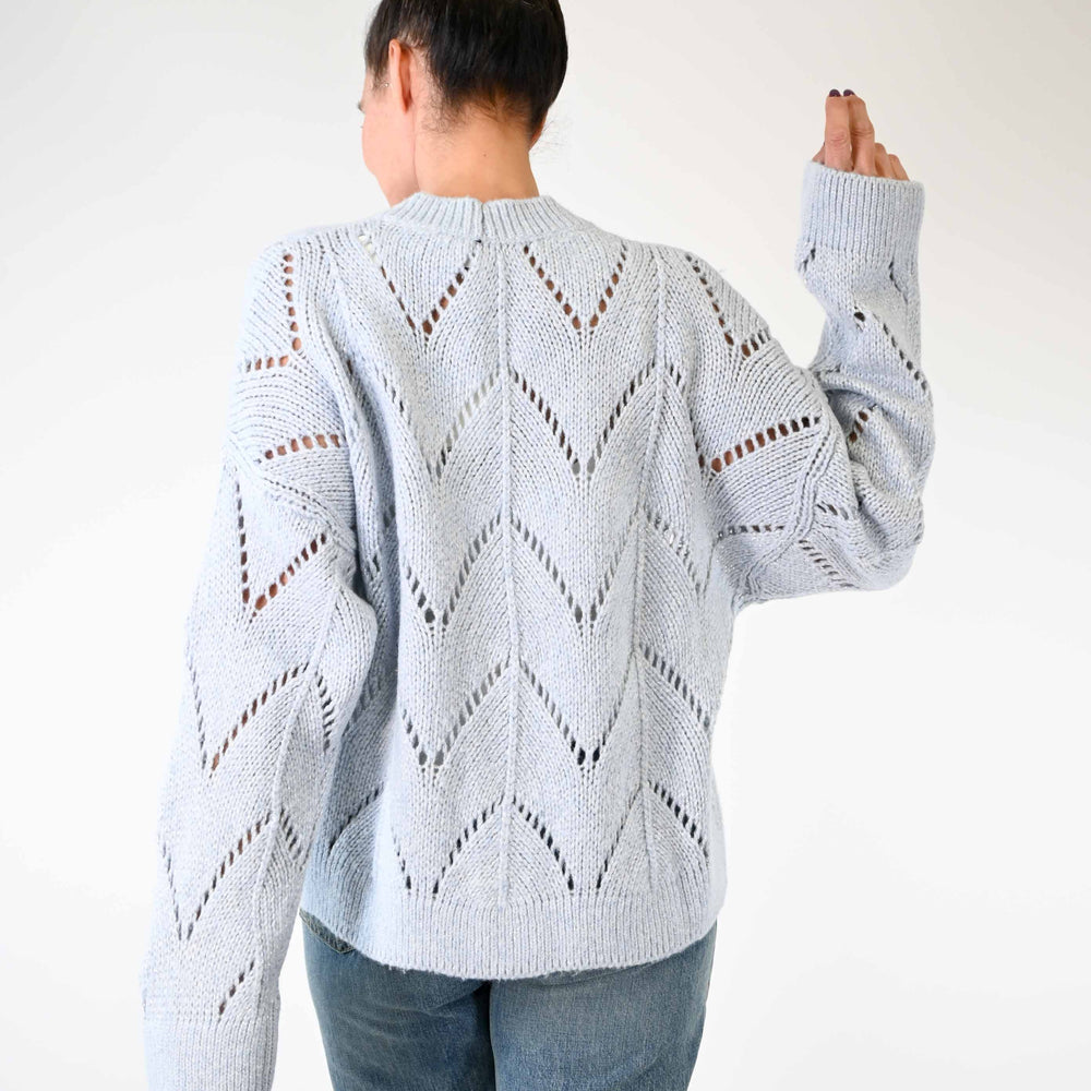 
                  
                    CARDIGAN TRAFORATO CON FILO LUREX CELESTE
                  
                