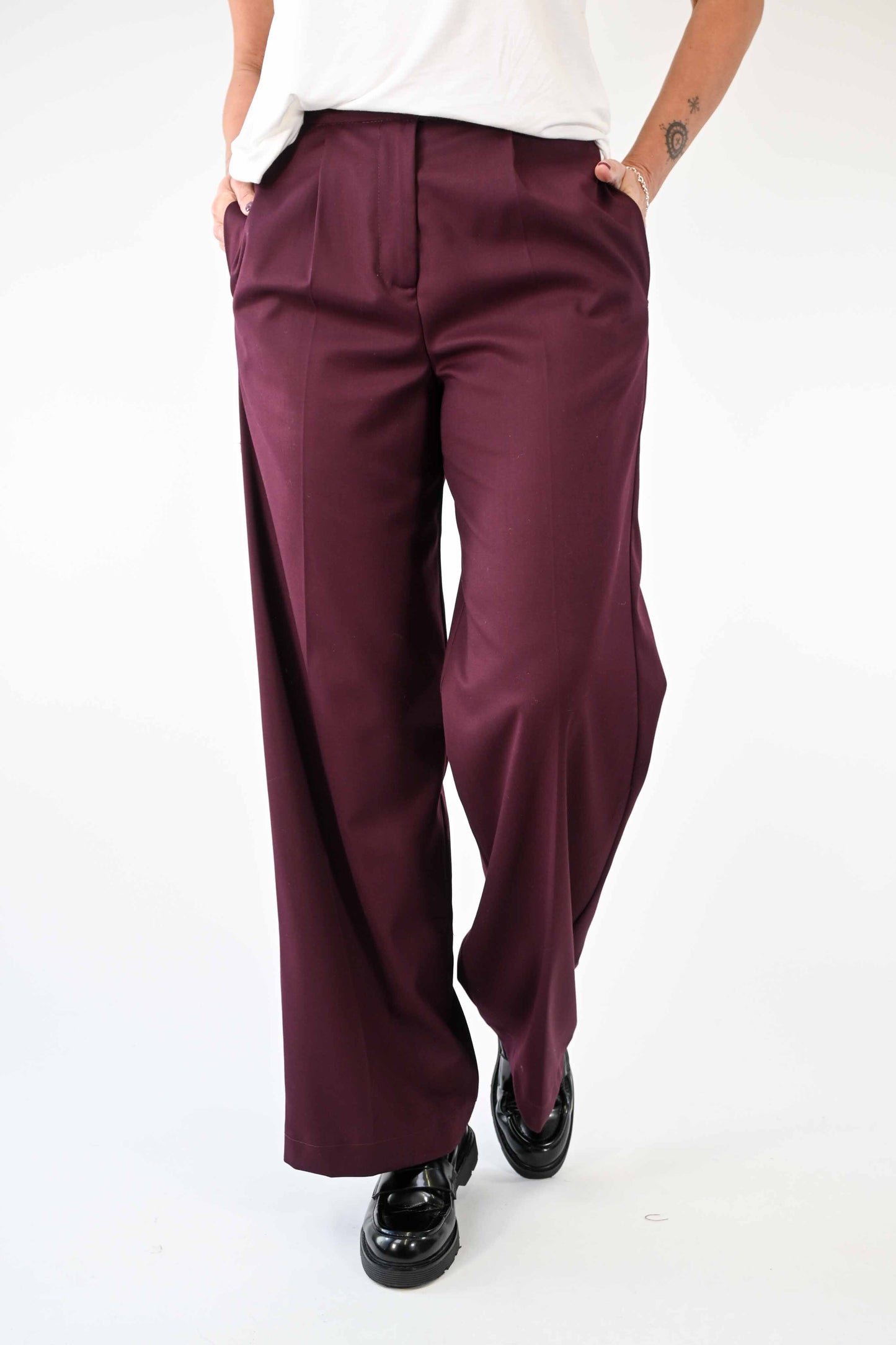 PANTALONE PALAZZO CON PENCES COLOR BORDEAUX