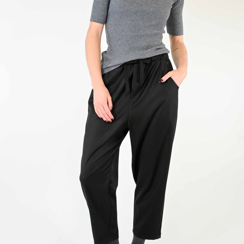 
                  
                    PANTALONE CON COULISSE IN POLIVISCOSA NERO
                  
                