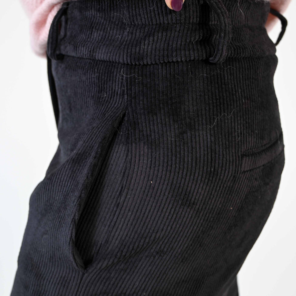 
                  
                    PANTALONE PALAZZO EASY IN VELLUTO A COSTE NERO
                  
                