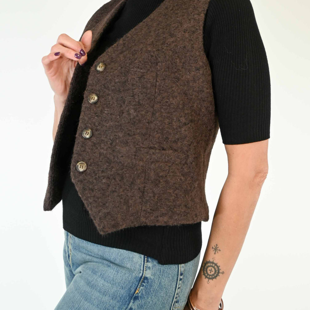 
                  
                    GILET 4 BOTTONI IN BOUCLE' COLOR MORO
                  
                