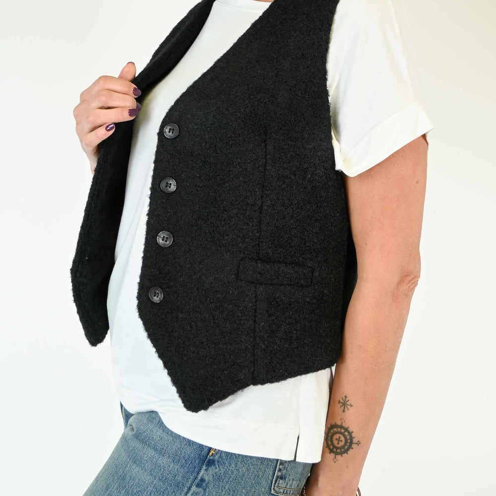 
                  
                    GILET 4 BOTTONI BOUCLE' COLOR NERO
                  
                