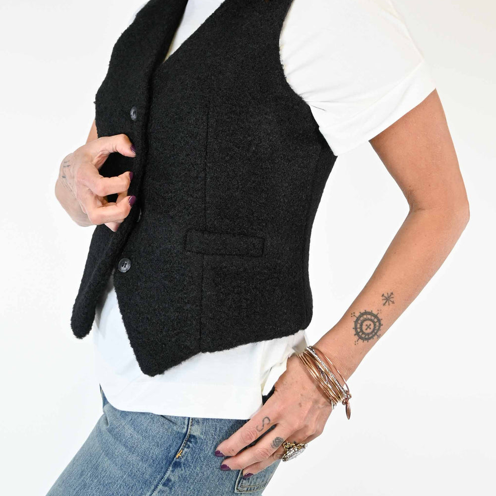 
                  
                    GILET 4 BOTTONI BOUCLE' COLOR NERO
                  
                