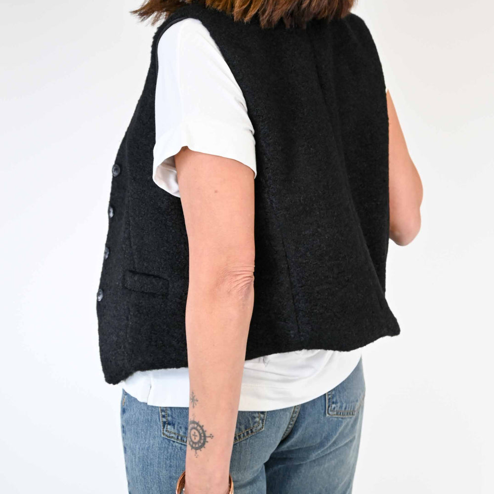 
                  
                    GILET 4 BOTTONI BOUCLE' COLOR NERO
                  
                