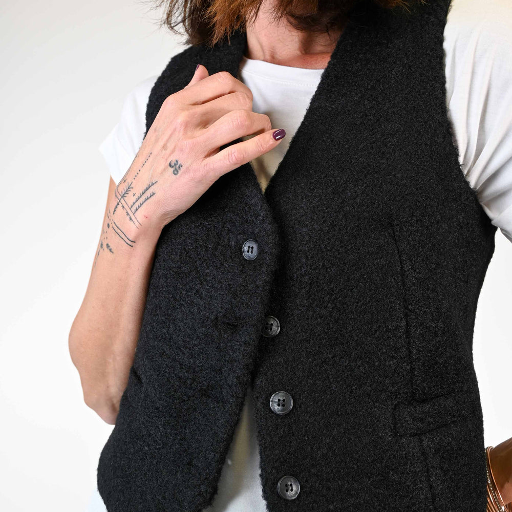 
                  
                    GILET 4 BOTTONI BOUCLE' COLOR NERO
                  
                