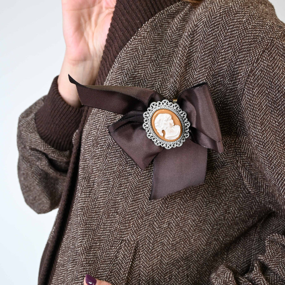 
                  
                    GIACCA/CARDIGAN IN TWEED CON SPILLA COLOR MORO
                  
                